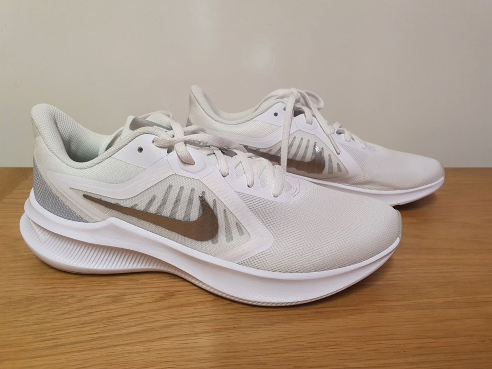 NIKE DOWNSHIFTER 10 RUNNING TRAINERS - WHITE - SIZE: UK 7. GRADE A - AS NEW. RRP £55.00 CUSTOMER