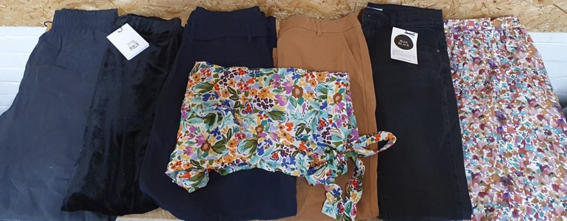 ONE LOT TO CONTAIN LADIES TROUSERS / SKIRTS / SHORTS - APPROX 10 ITEMS. SIZES, STYLES AND COLOURS