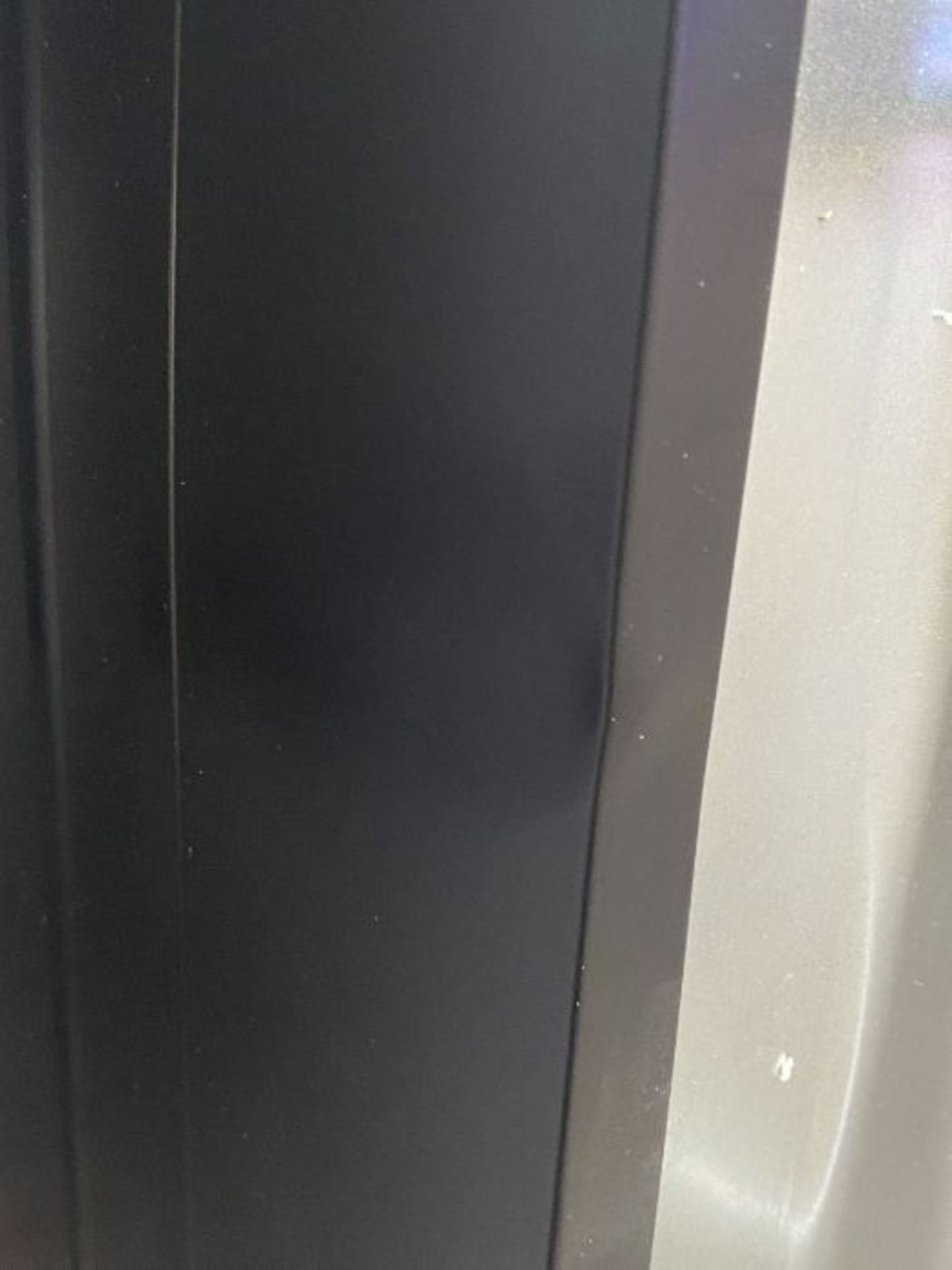 INDESIT ID60G2(W) COOKER IN SILVER / ONE MINOR DINT TO RIGHT SIDE PANEL, NO FURTHER DAMAGE (UNTESTED - Image 3 of 3