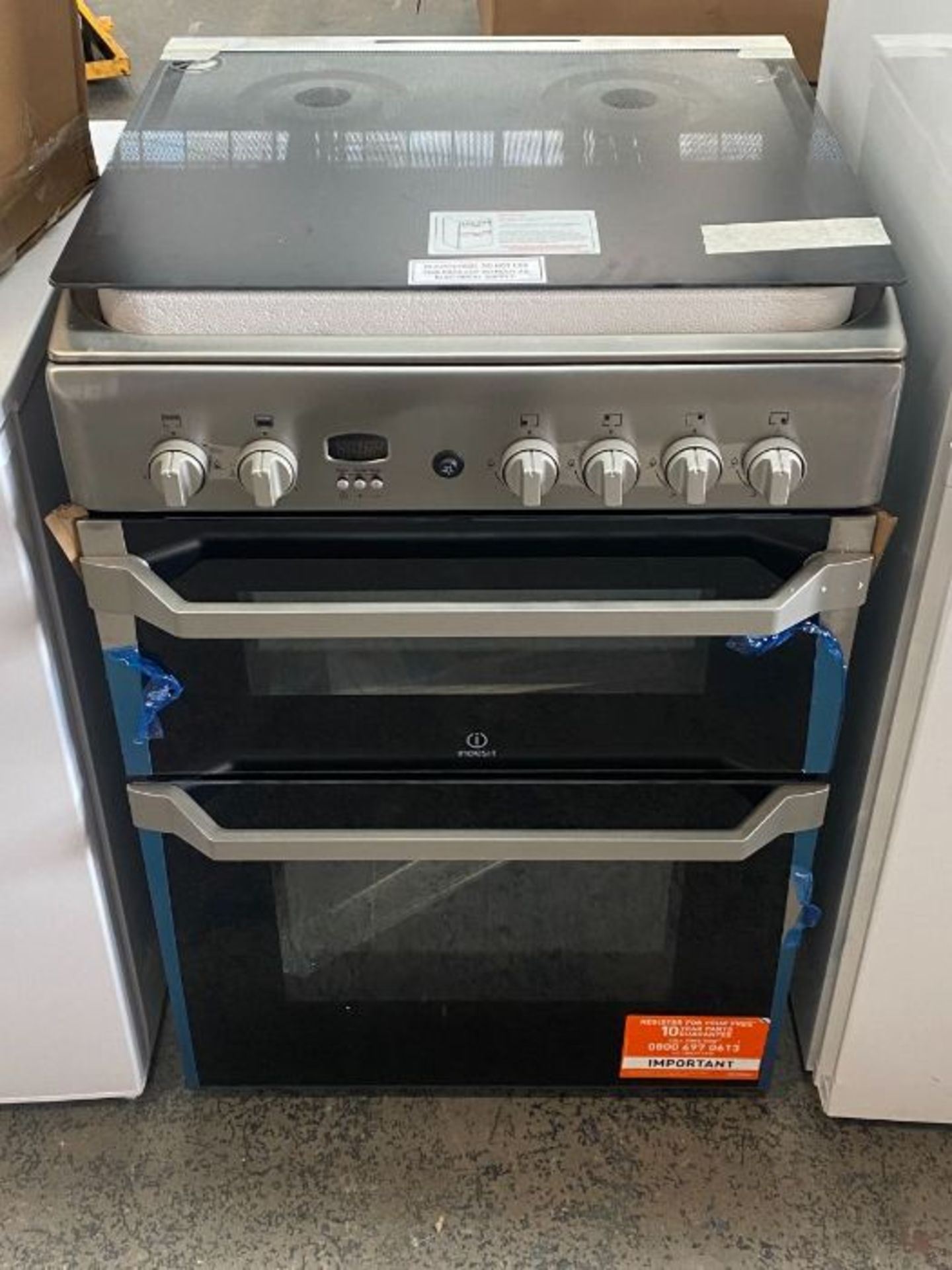 INDESIT ID60G2(W) COOKER IN SILVER / ONE MINOR DINT TO RIGHT SIDE PANEL, NO FURTHER DAMAGE (UNTESTED