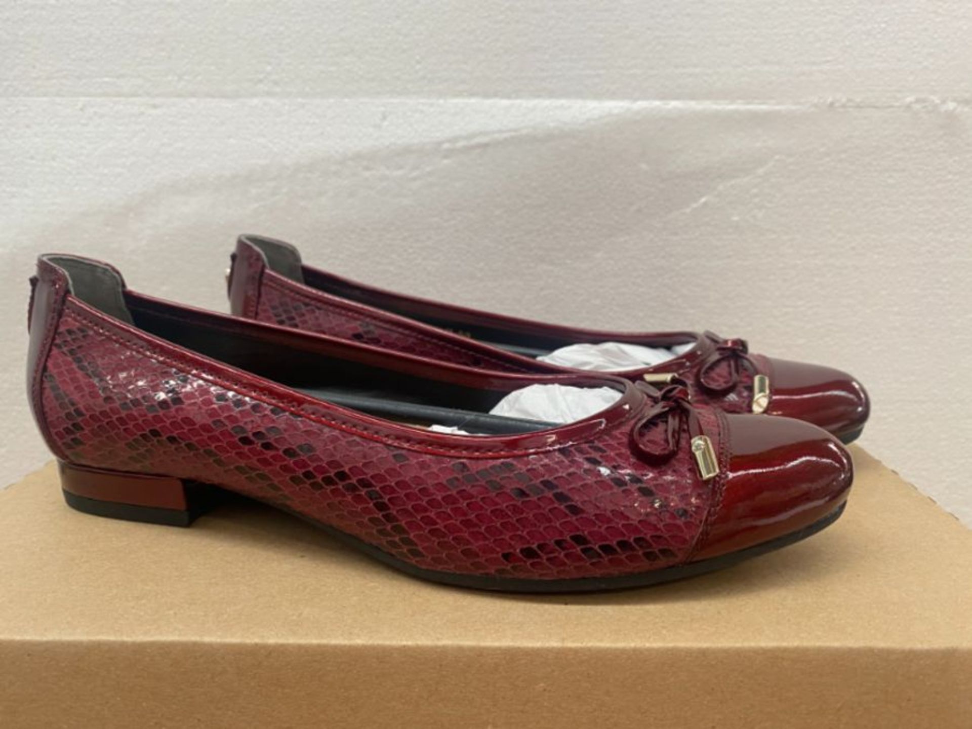 1 LOT TO CONTAIN AN AS NEW BOXED PAIR OF VAN DUL UK SIZE 5 SLIP ON SHOE IN MULBERRY