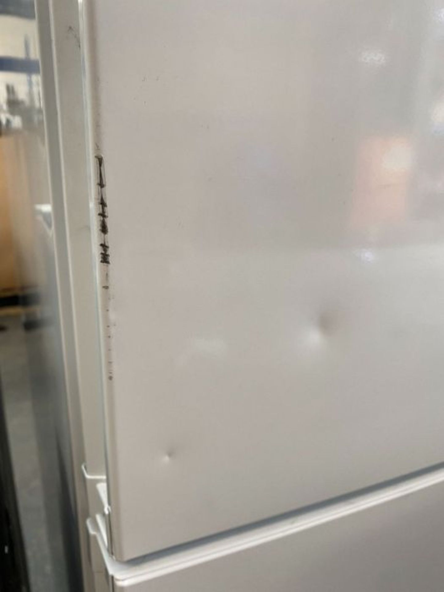 BOSCH SERIE 4 KGN49XWEA 70/30 FRIDGE FREEZER - WHITE/ SCRATCHES TO DOOR EDGE PLUS SMALL DINTS ON - Image 4 of 4