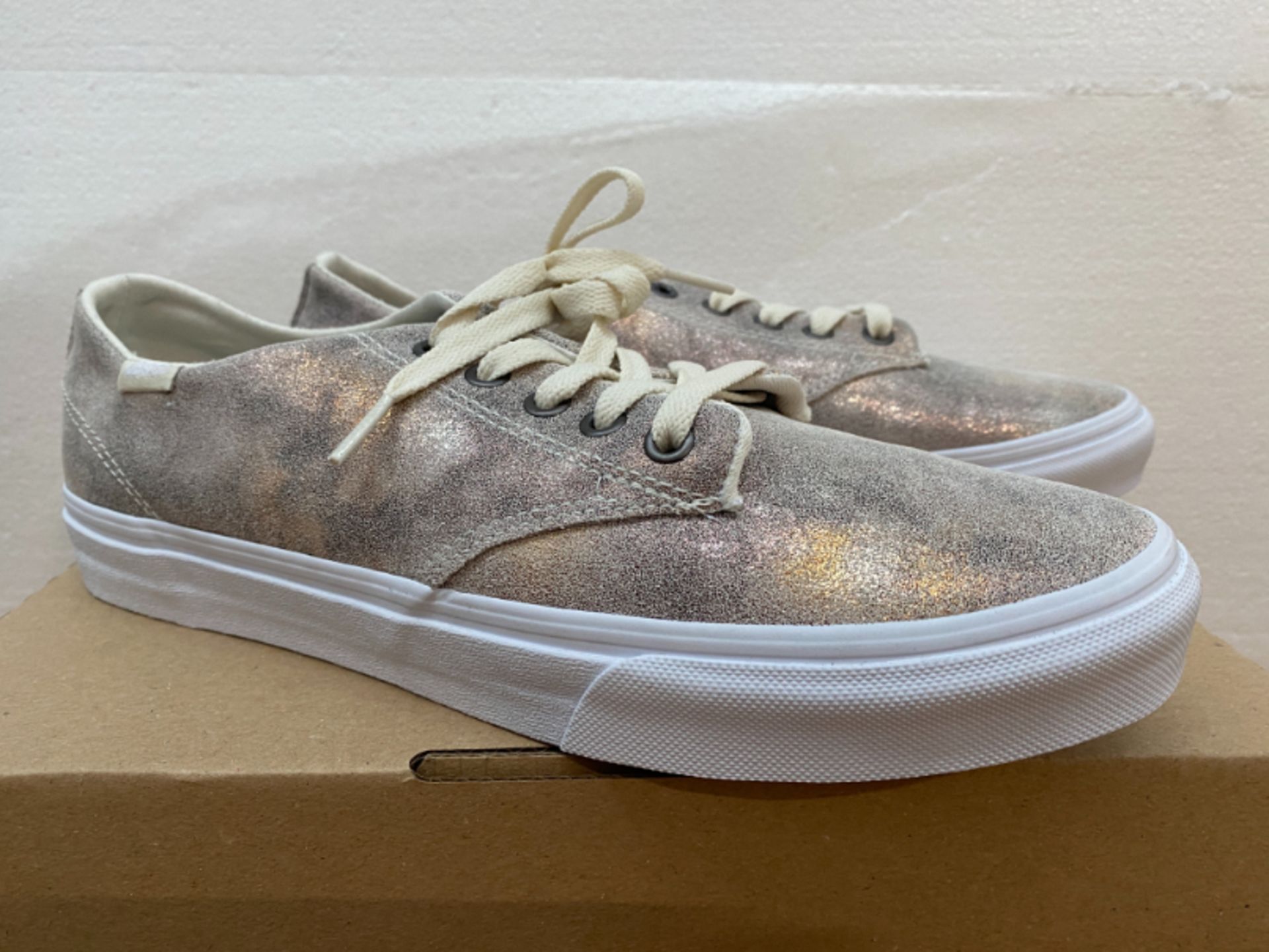 1 LOT TO CONTAIN AN AS NEW BOXED PAIR OF VANS UK SIZE 8 CANVAS TRAINER IN GOLD