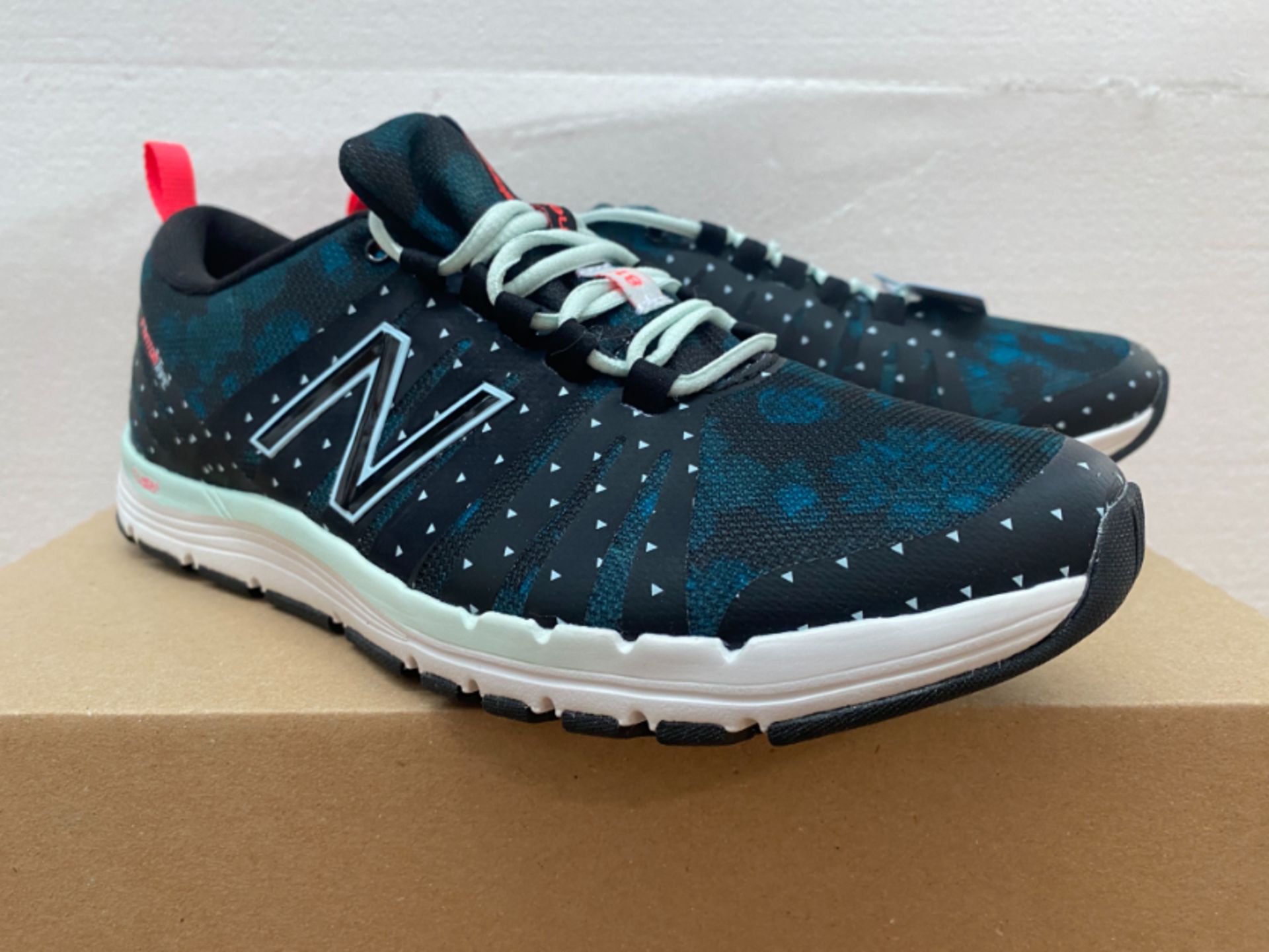 1 LOT TO CONTAIN AN AS NEW BOXED PAIR OF NEW BALANCE UK SIZE 6 811 RUNNING TRAINER IN BLACK AND BLUE