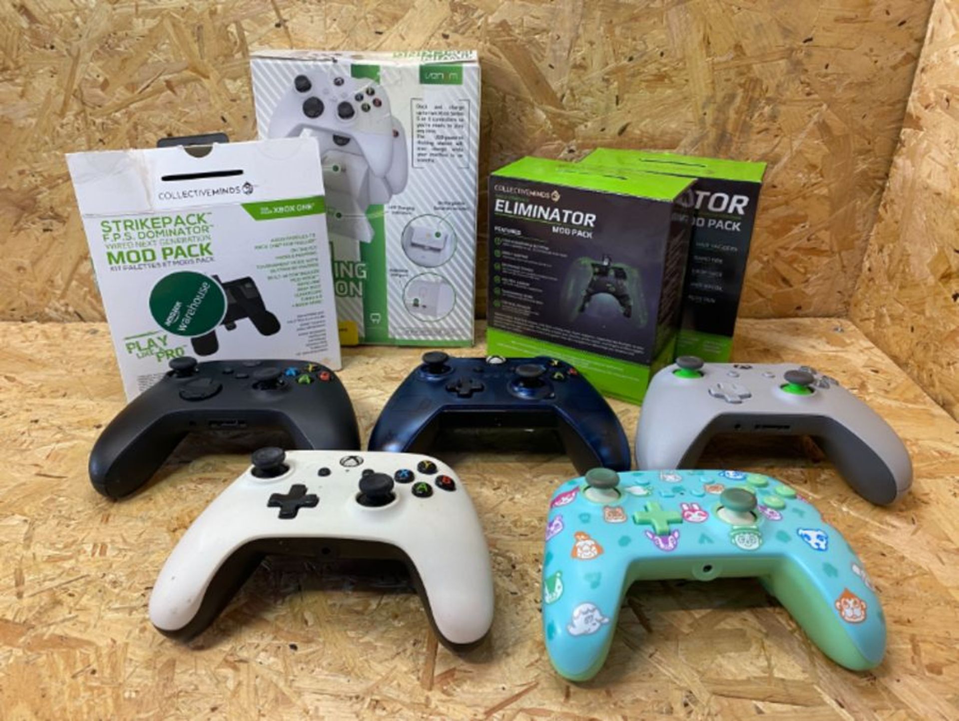 1 X X BOX BUNDLE INCLUDING 5 CONTROLLERS 3 MOD KITS AND A CHARGING DOCK - UNTESTED CUSTOMER