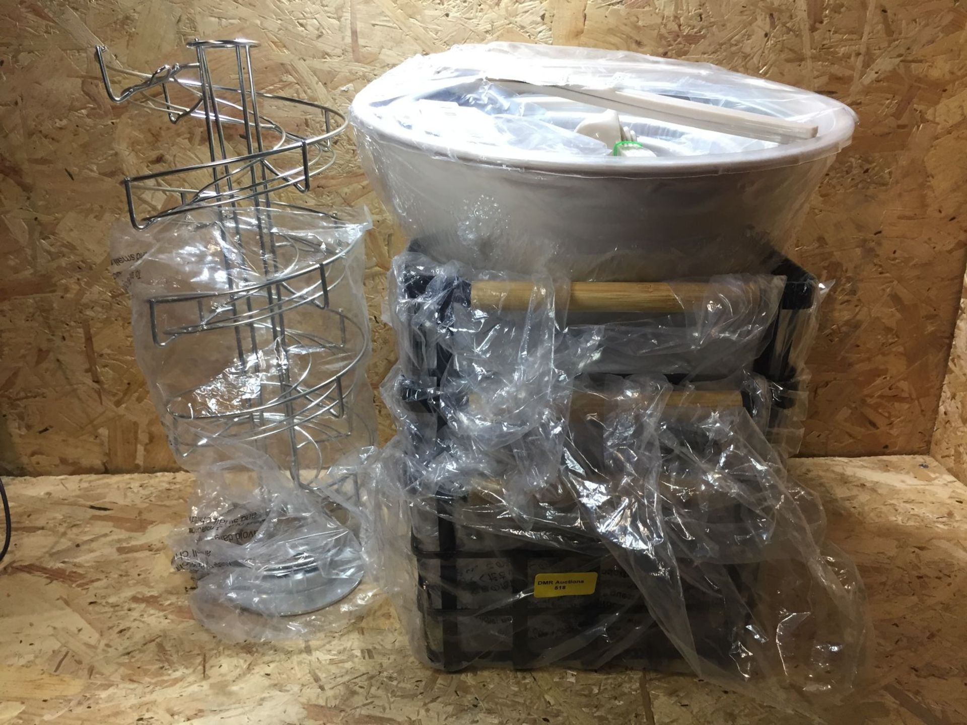 1 X LOT TO CONTAIN KITCHEN ORGANISERS, STORAGE BASKETS AND A SALAD BOWL SET WITH PRONGS