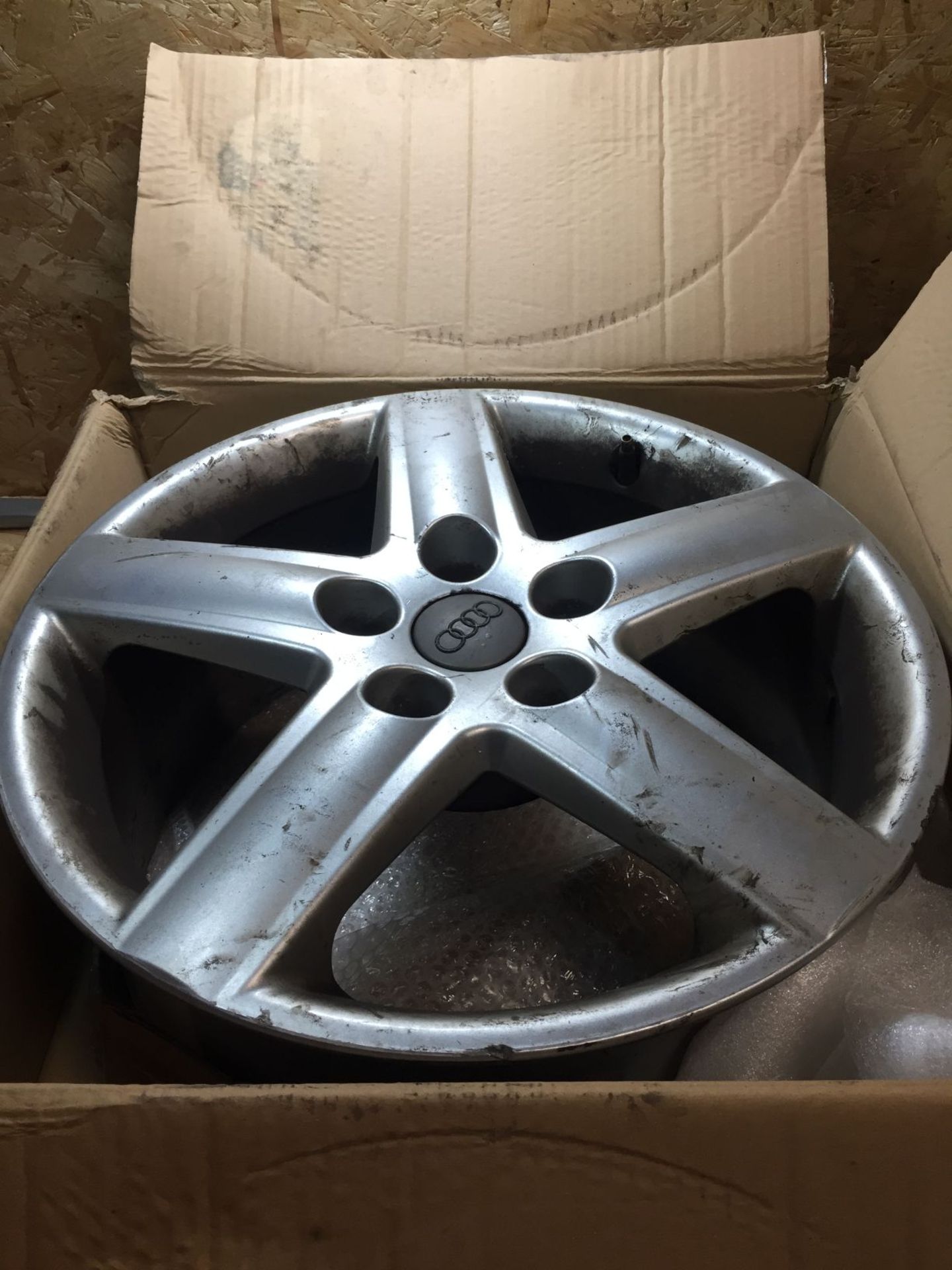1 X LOT TO CONTAIN A SET OF 4 AUDI A6 C6 5 SPOKE 17" ALLOY WHEELS X 4 / RRP £329.99 / HAVE BEEN PREV