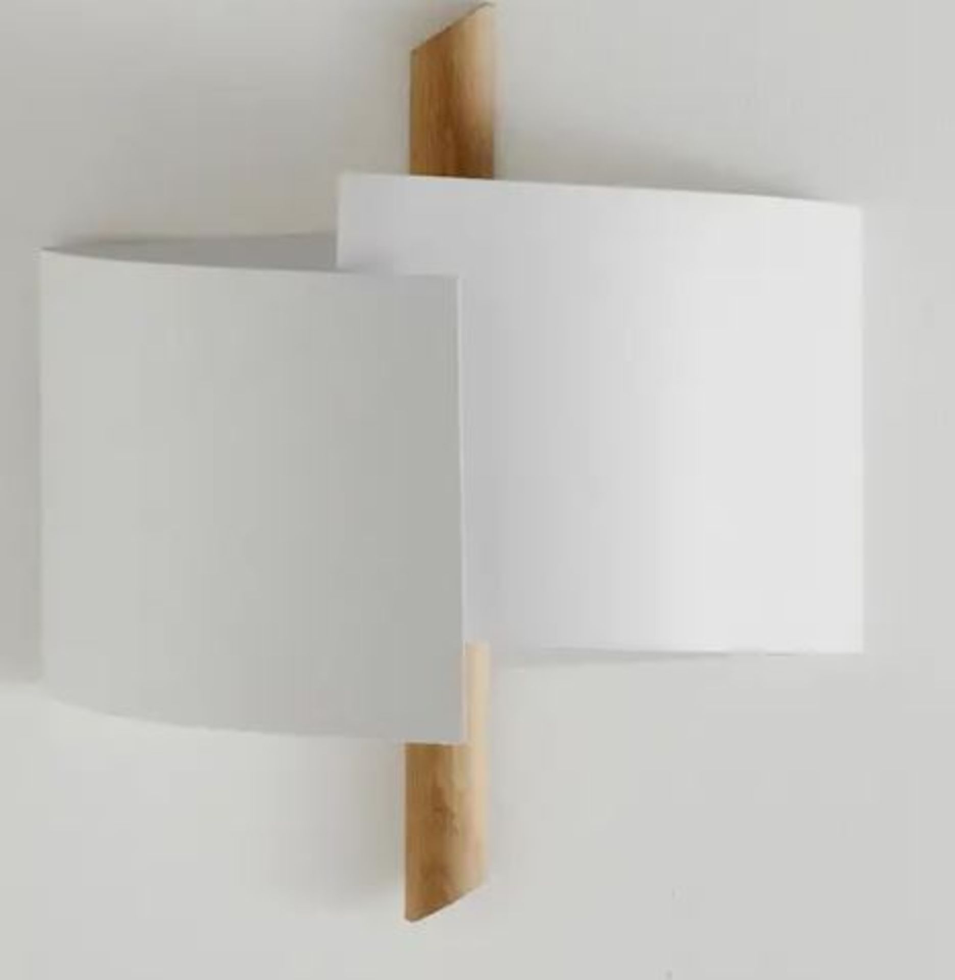 1 X STOLICO CONTEMPORARY WALL LIGHT IN BEECH & METAL / GRADE A / RRP £85.00