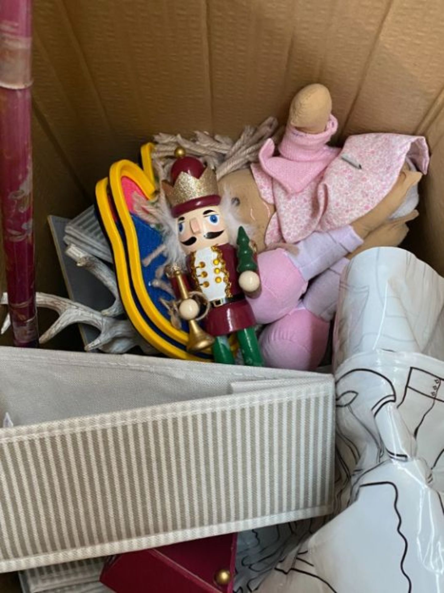 1 LOT TO CONTAIN A BOXED ASSORTMENT OF CUSTOMER RETURN ITEMS / INCLUDING: CHRISTMAS DECS,