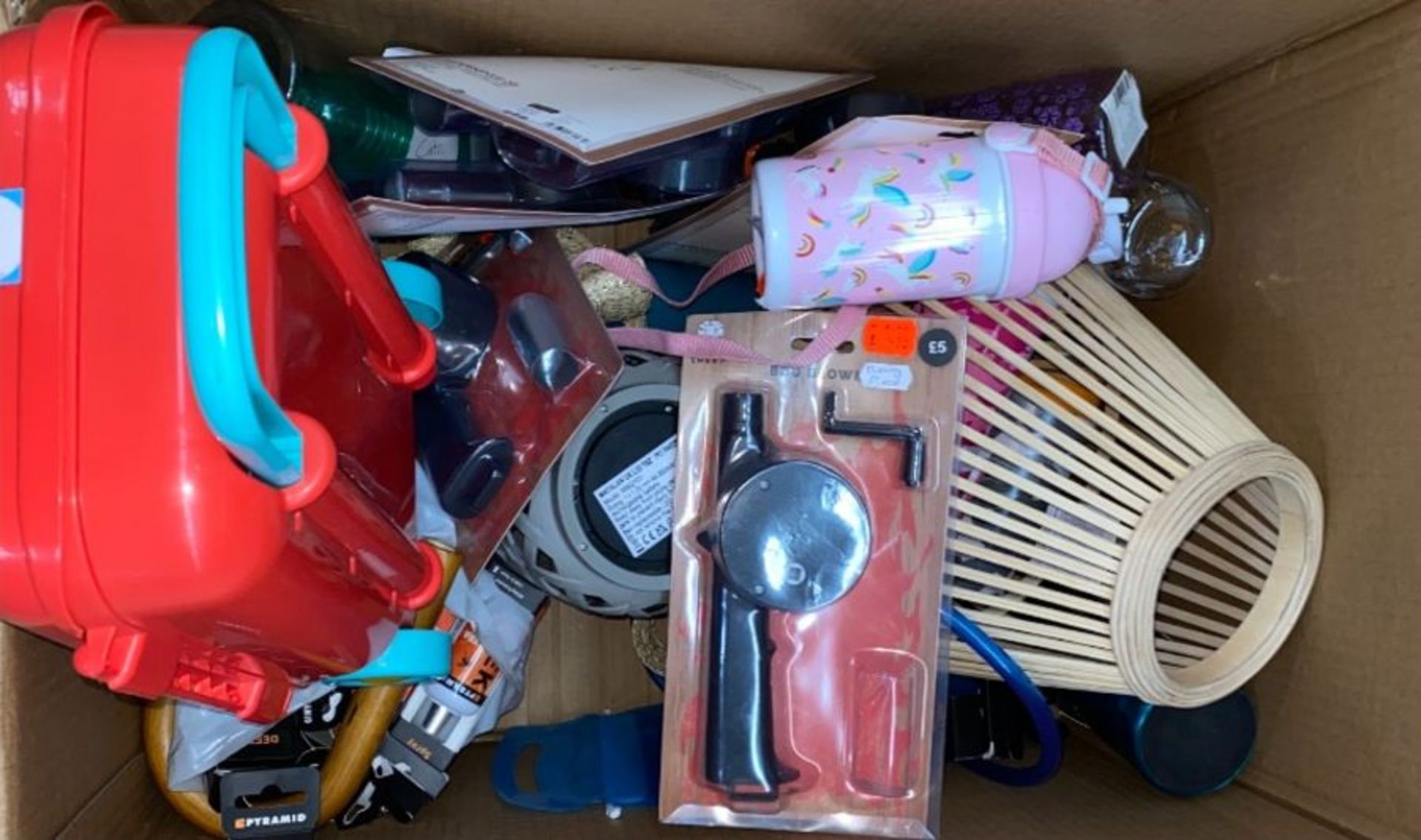1 LOT TO CONTAIN A BOXED ASSORTMENT OF CUSTOMER RETURN ITEMS / HOME ACCESSORIES, BOTTLES, TOYS ETC