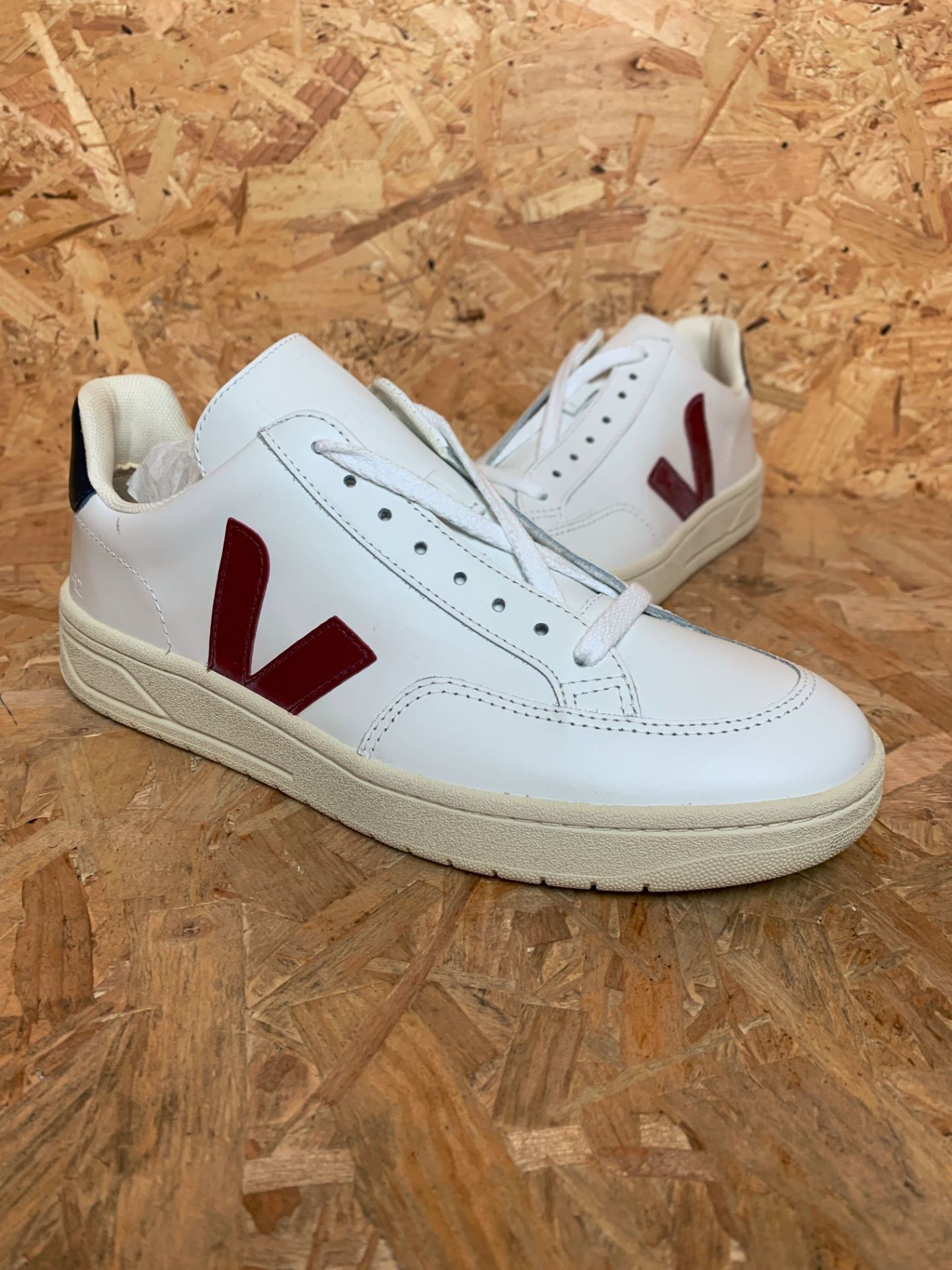 1 x PAIR OF VEJA V12 LEATHER TRAINERS / SIZE 7 / RRP £115.00 / CUSTOMER RETURN - GRADE A