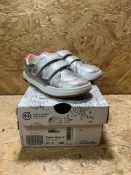 1 X CLARKS FAWN SOLO TODDLER TRAINERS - METALLIC LEATHER / SIZE 8.5 YEARS / RRP £42.00 /
