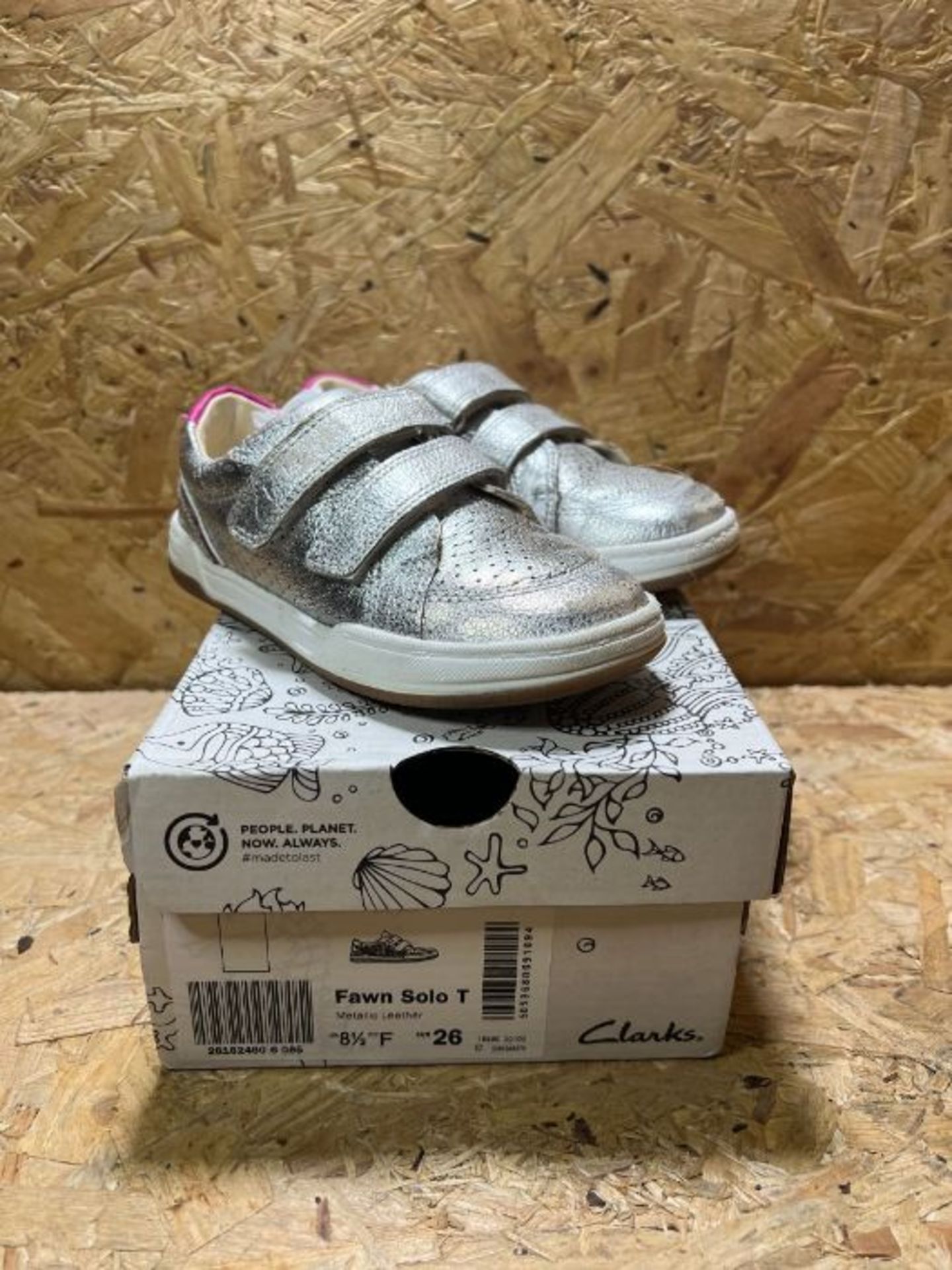 1 X CLARKS FAWN SOLO TODDLER TRAINERS - METALLIC LEATHER / SIZE 8.5 YEARS / RRP £42.00 /