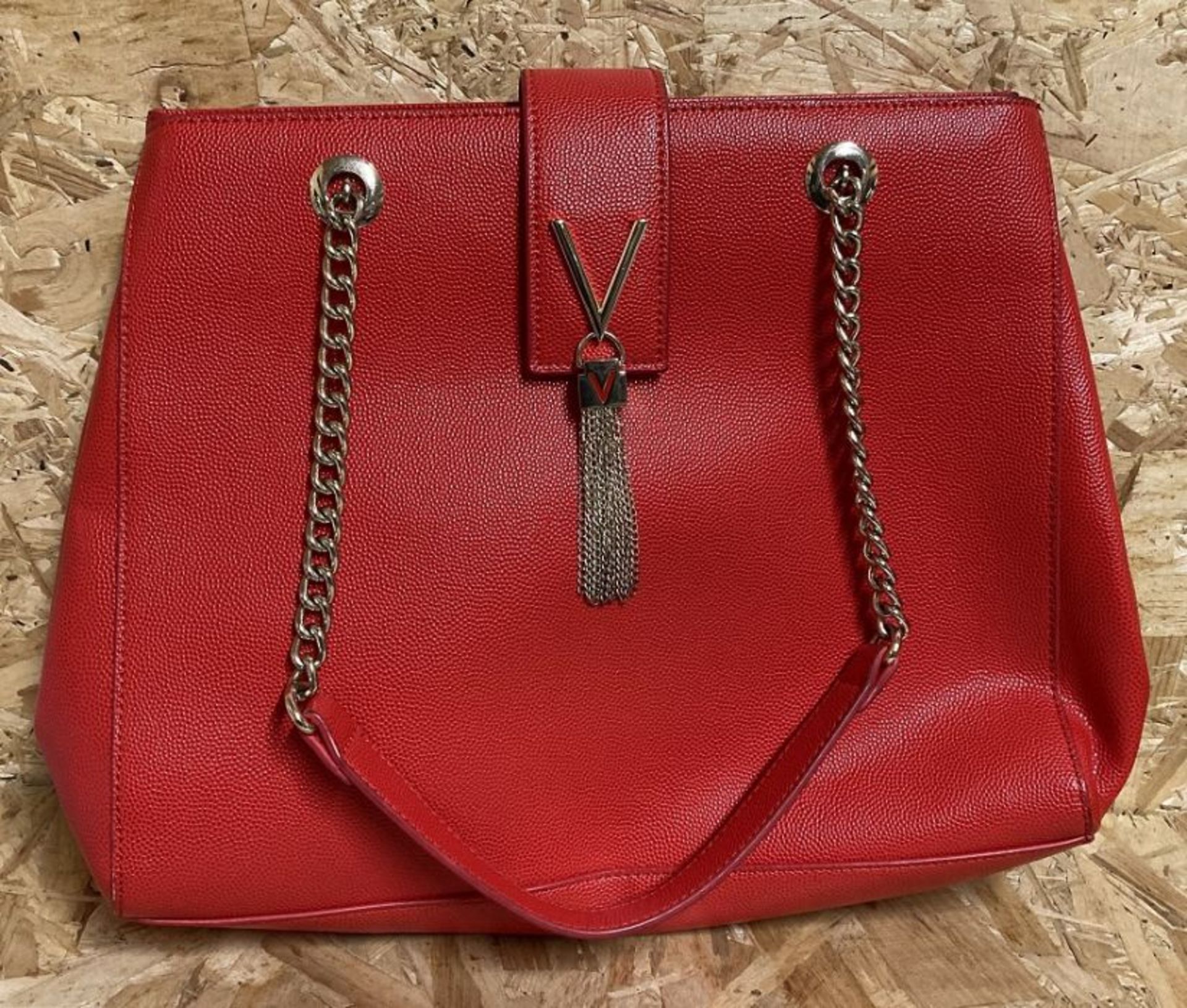 1 X VALENTINO BAGS DIVINA LARGE TOTE BAG - RED / RRP £125.00 / GRADE B/C, SIGNS OF WEAR AND TEAR. - Image 2 of 3