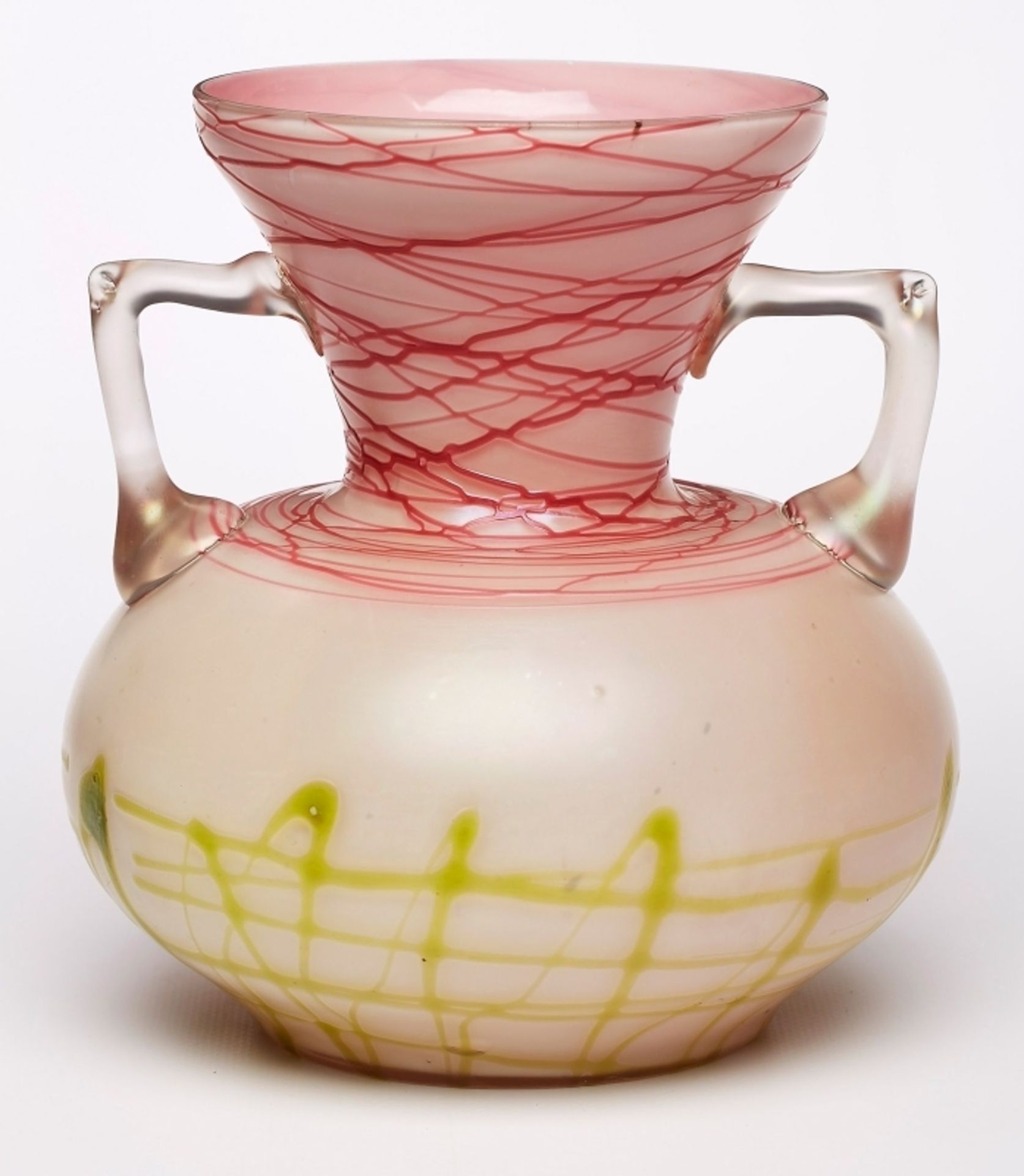 Henkelvase, Böhmen um 1920. Farbloses