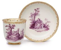 Tasse mit UT "Watteau-Szenen in Purpur", Meissen um 1760.