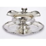 Saucière auf Unterteller, Silber, Paris um 1900.