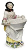 Frau mit Blumenkorb/ Vase, Meissen um 1740.