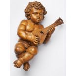 Sitzender musizierender Putto,