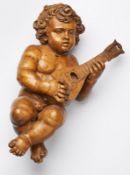 Sitzender musizierender Putto,