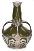 Vase mit Zinnmontierung, Jugendstil, um 1900.