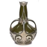 Vase mit Zinnmontierung, Jugendstil, um 1900.