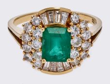 Smaragd-Diamant-Ring. Gelbgold, Smaragd 2,50 ct, Diamanten zus. 1,72 ct.