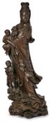 Gr. Skulptur Guanyin mit Kindern, China wohl um 1900.