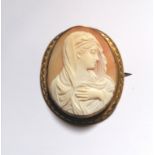 Fine 18 ct (tested) Victorian cameo chased and gadrooned mount circa 1870.