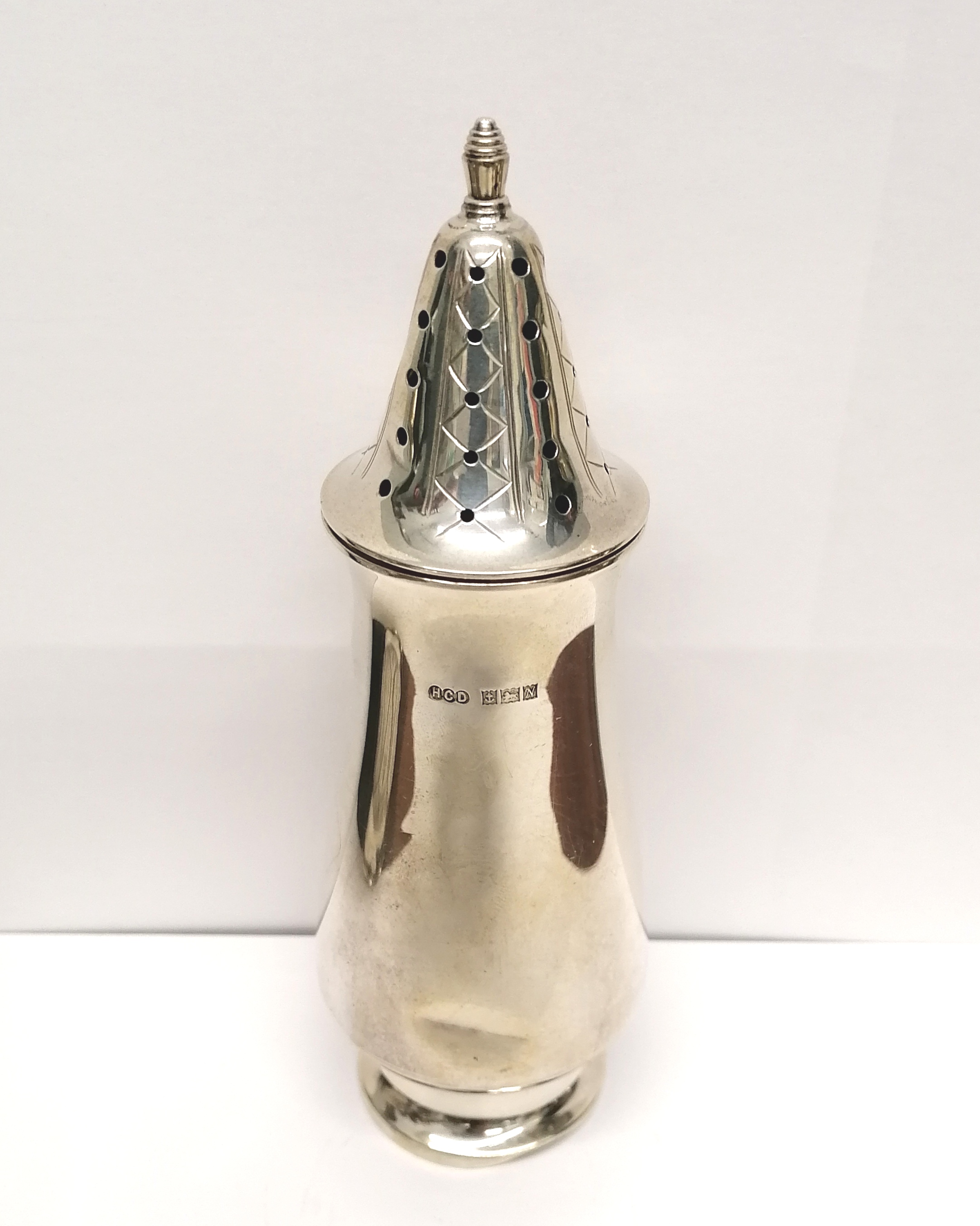 A Birmingham silver sugar sifter dated . 17 cm height, 6 cm width approx. 148 gms approx (a.f).