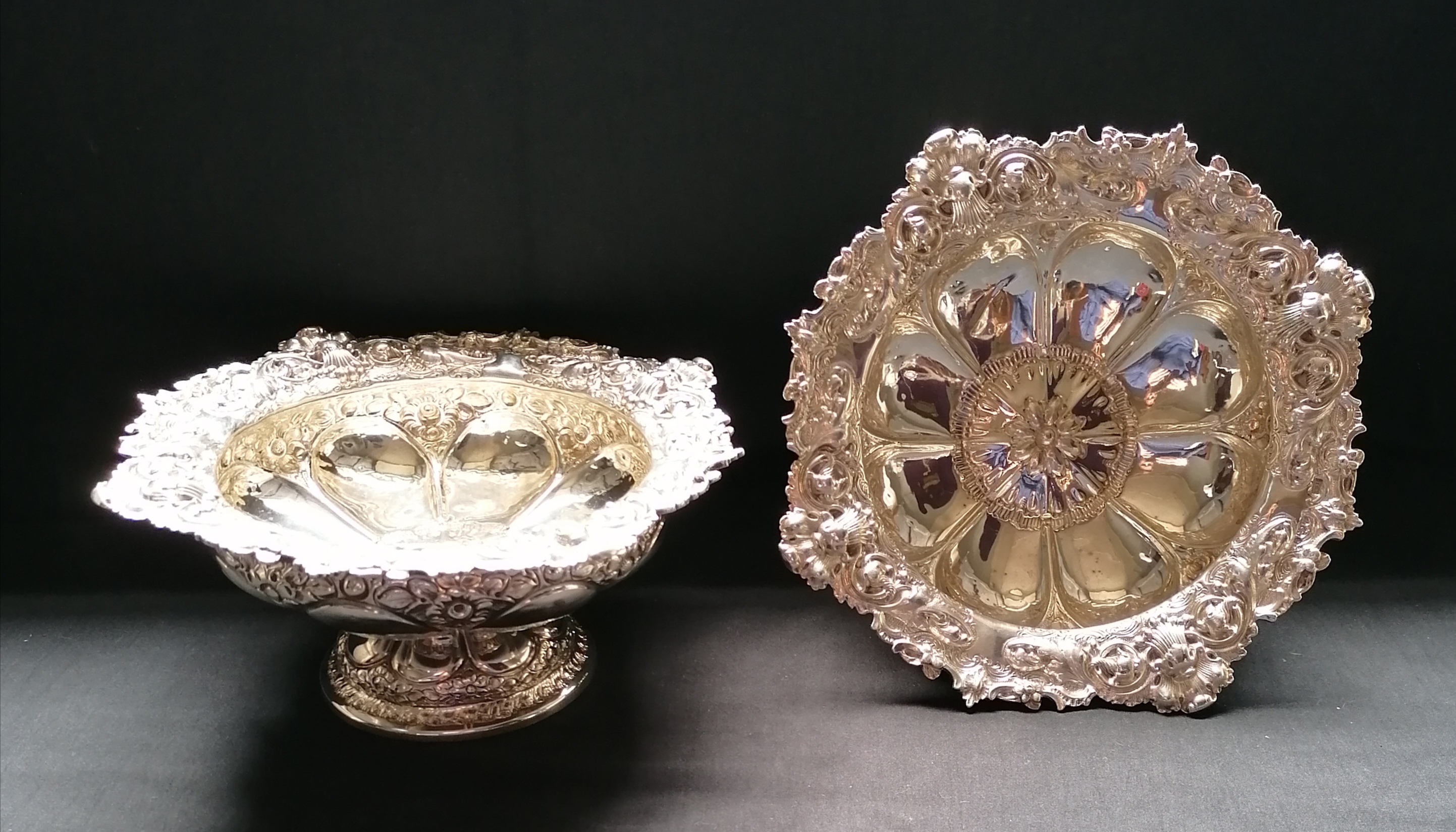 Pair George V silver fruit comports with pierced upper rim. Sheffield 1917, makers Thomas Bradbury &