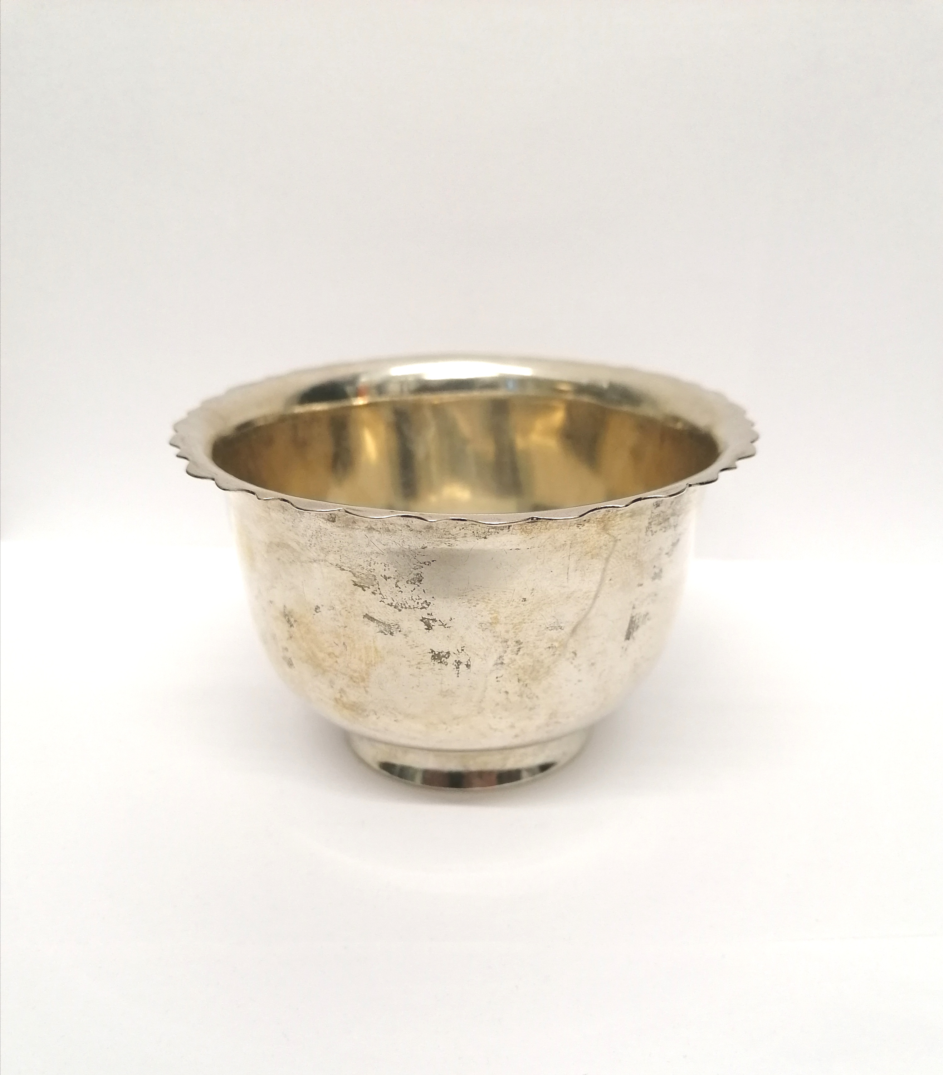 An Irish silver bowl, Dublin 1905 S.D. Neill. 6.5 cm height, 10 cm width approx. 102 gms approx.