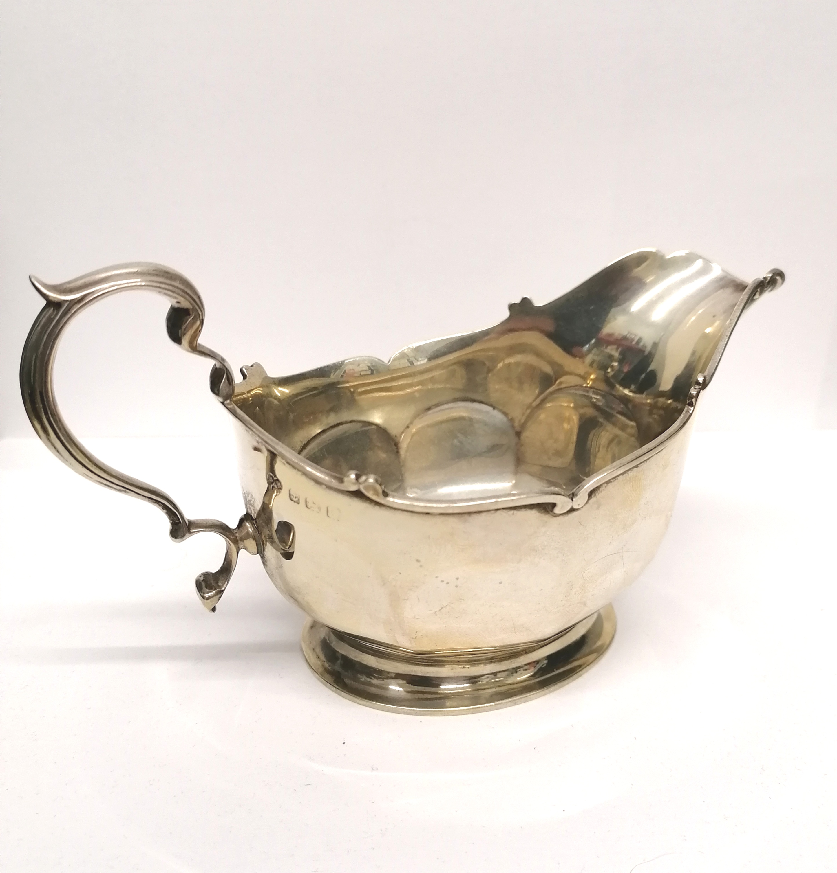 A Birmingham silver sauce boat dated 1931. Standing 9 cm high, 15.5 cm width approx. 141 gms approx.