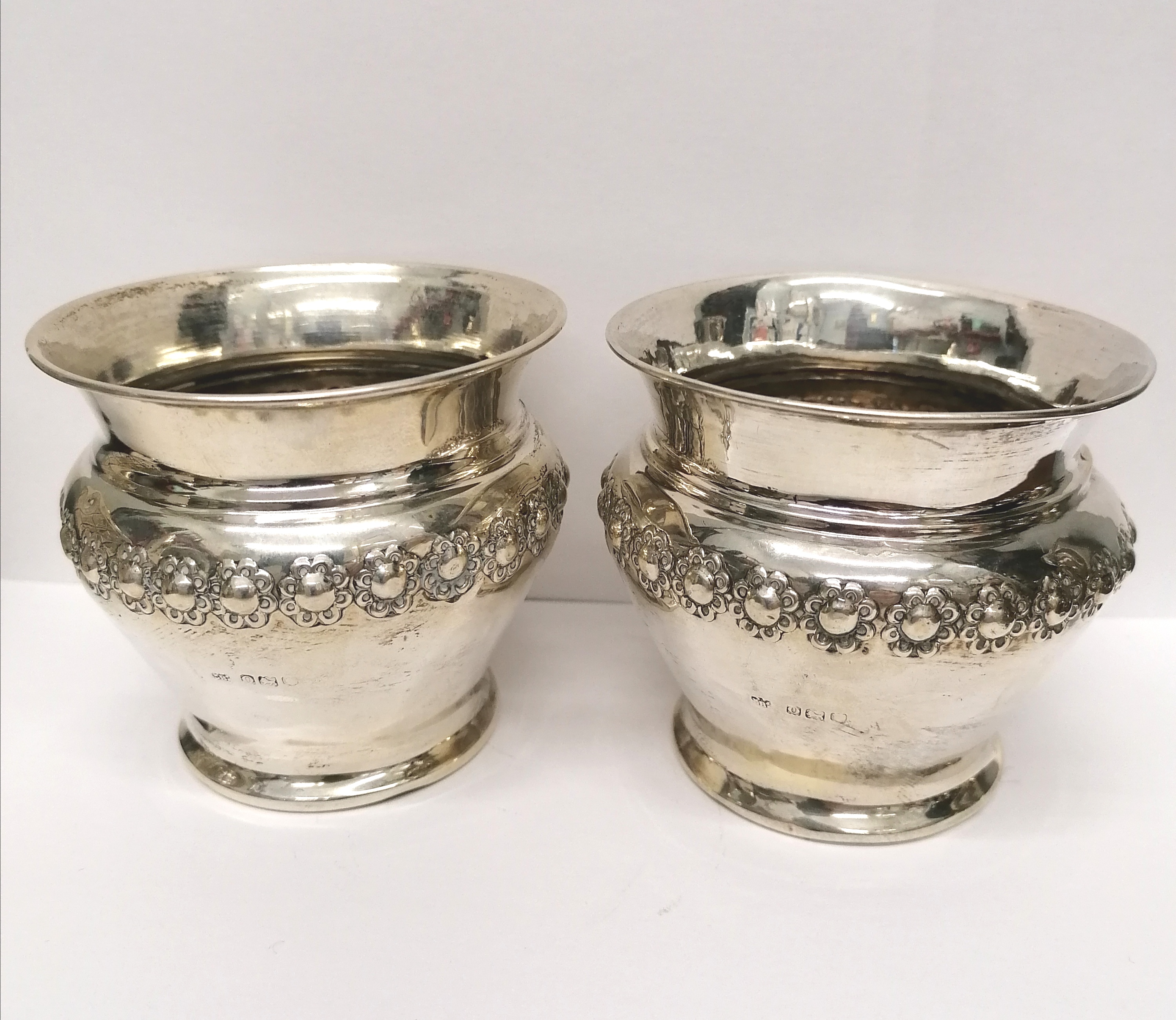 A pair of London silver bowls dated 1909. 7.5 cm height, 8 cm width approx. 87 gms approx (a.f).