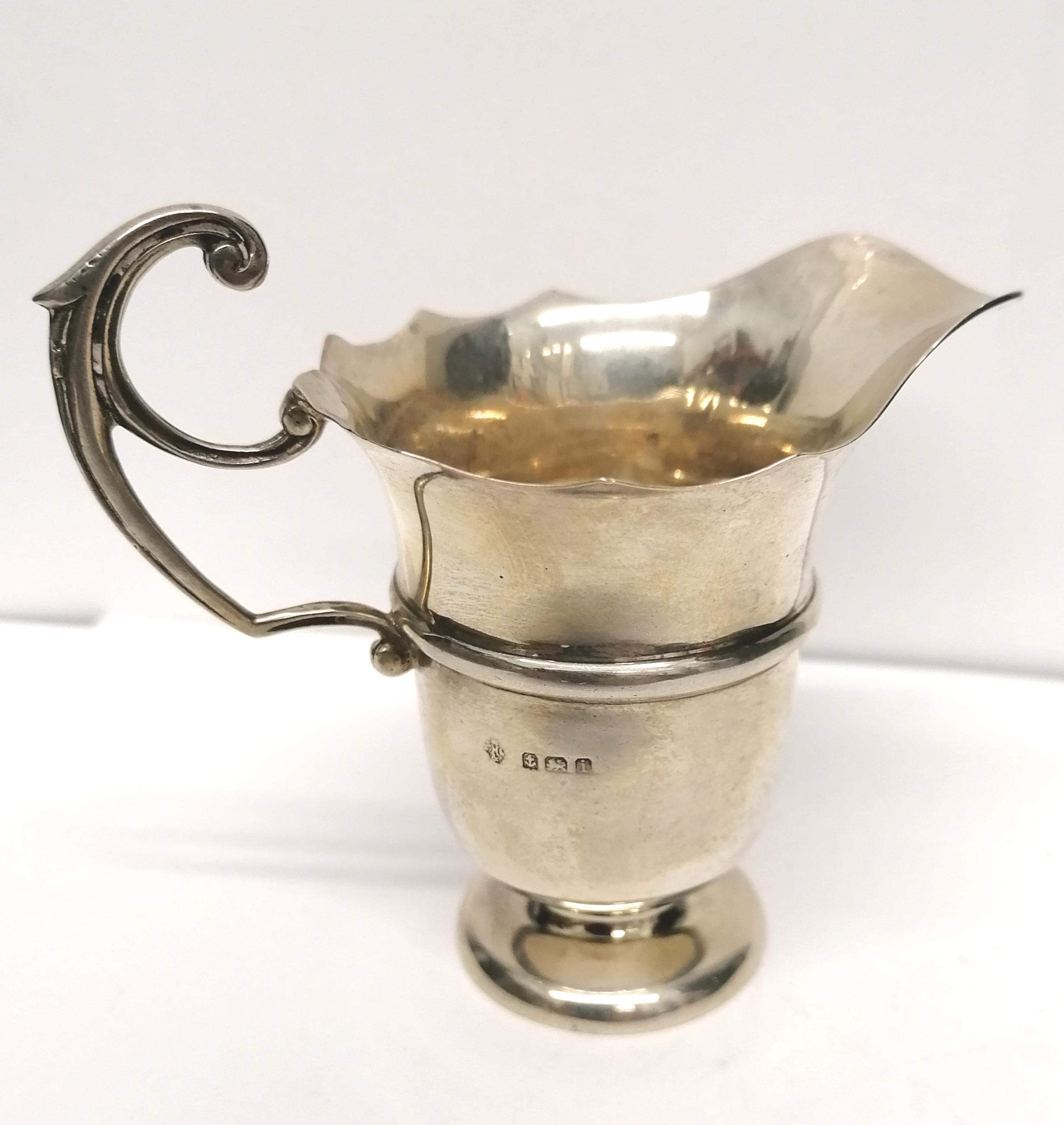 A Birmingham silver cream jug dated 1908. 9 cm height, 9.5 cm width approx. 63 gms approx.