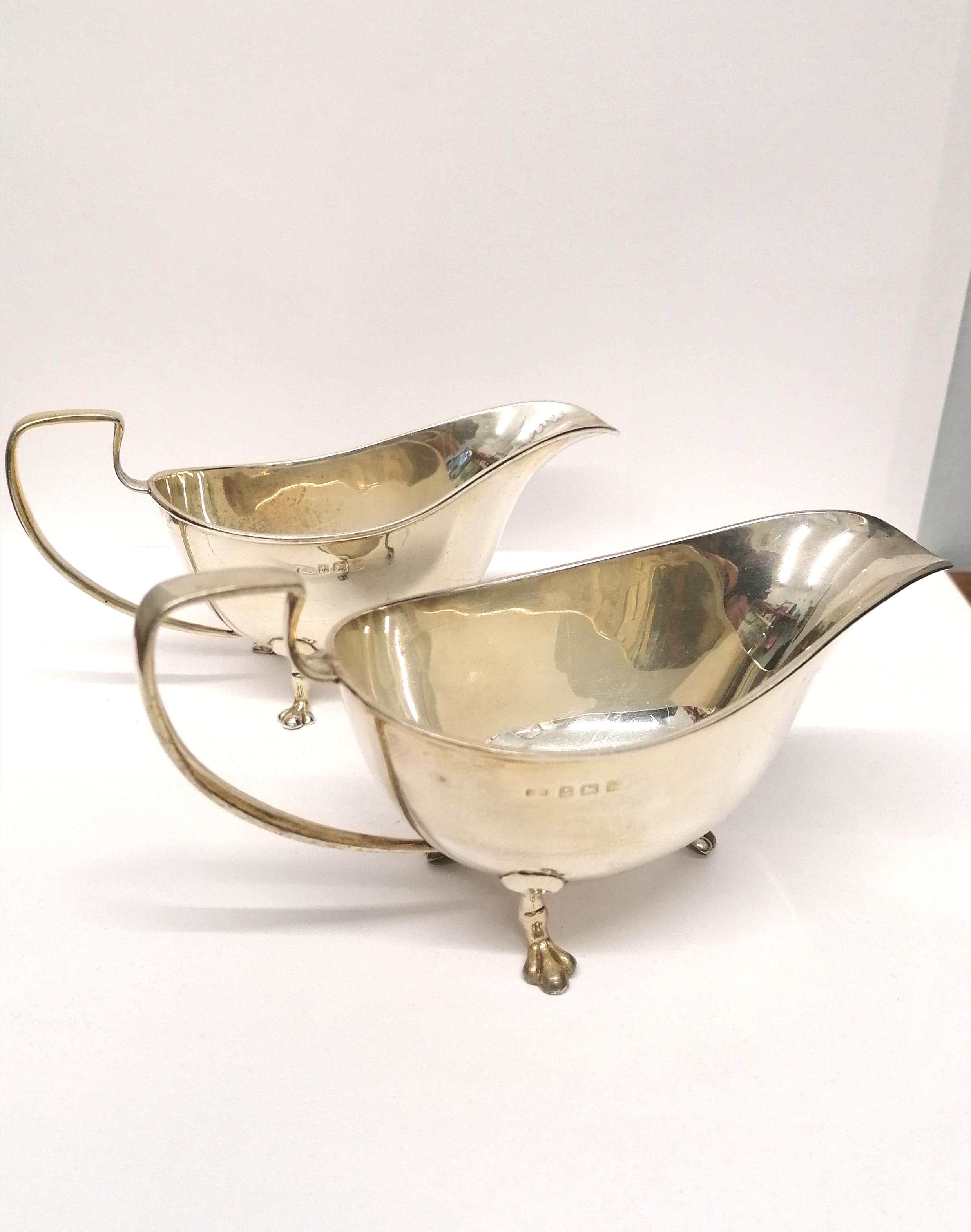 A pair of George V Birmingham silver sauce boats dated 1930. 7.5 cm height, 14.5 cm width approx.