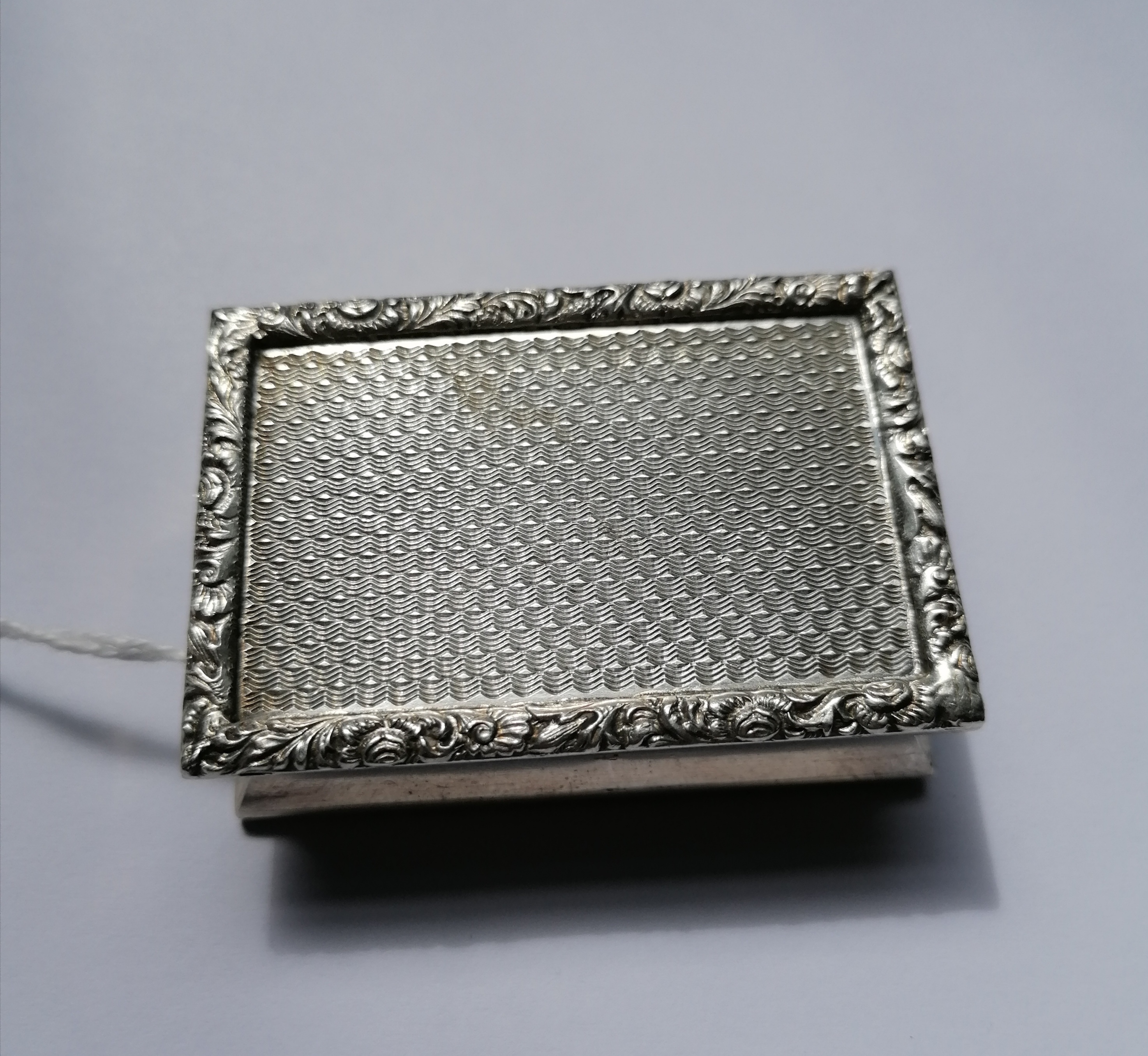 Chased silver snuff/pill box with floral edge in relief. Birmingham 1912, maker (probably)