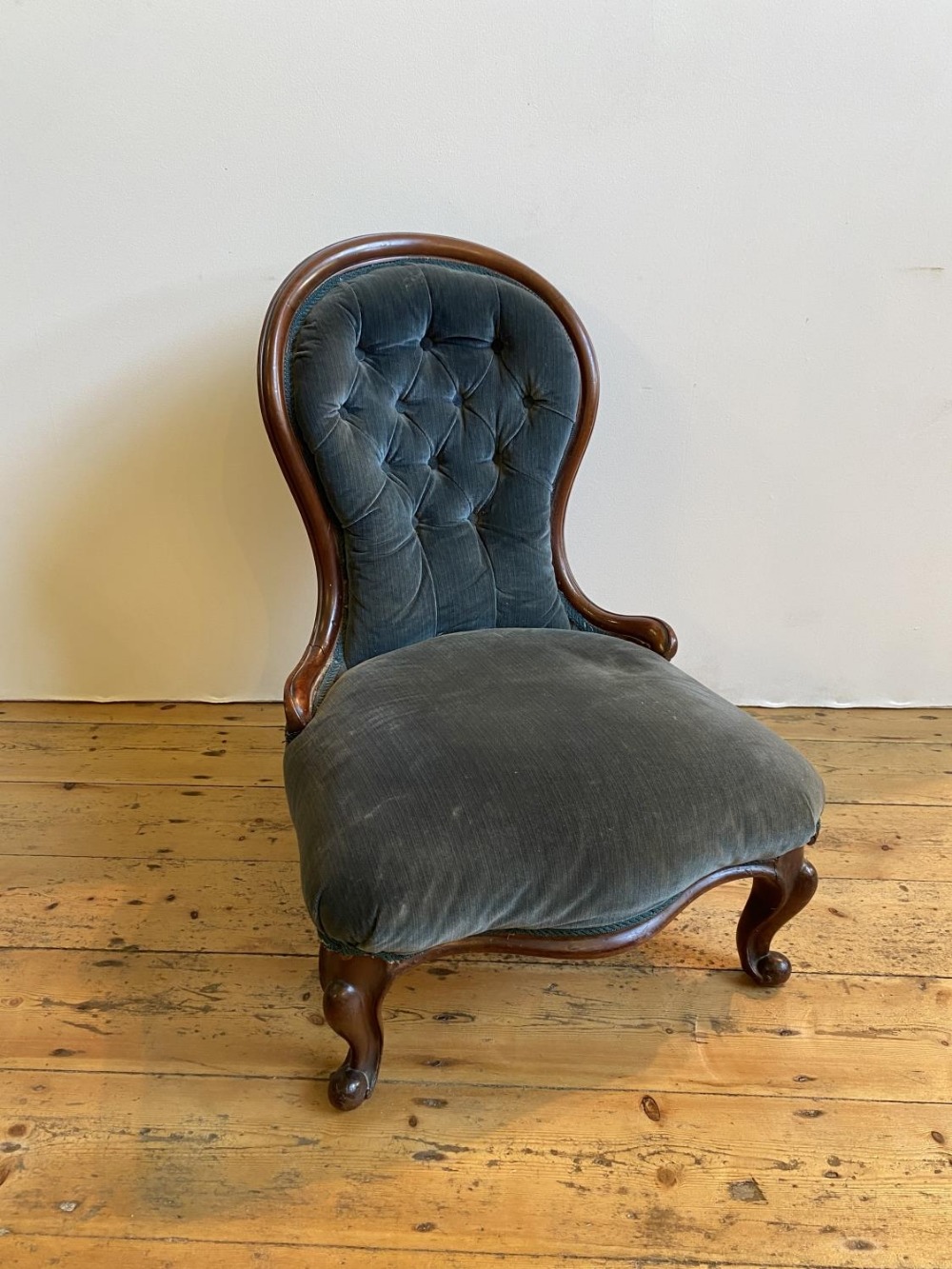 VICTORIAN MAHOGANY SPOON BACK NURSING CHAIR upholstered in blue button back material on carved cabri