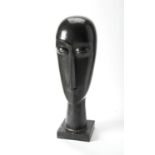 A CARVED MARBLE PACIFIC ISLAND STYLE HEAD,20th CENTURY, RAISED ON A SQUARE BASE (71cm HIGH)