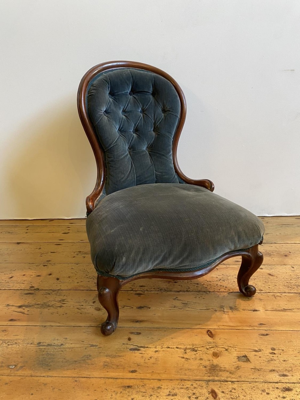 VICTORIAN MAHOGANY SPOON BACK NURSING CHAIR upholstered in blue button back material on carved cabri - Image 2 of 2