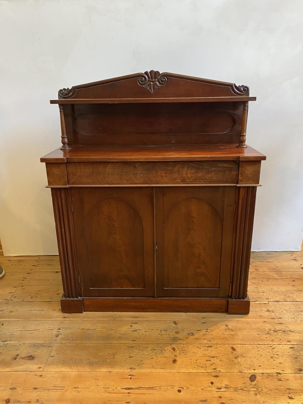 VICTORIAN MAHOGANY PANELLED 2-DOOR CHIFFONIER WITH GALLERY SHELF AND SINGLE DRAWER 137cm high, 115cm