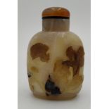 CARVED AGATE SNUFF BOTTLE QING DYNASTY, 19TH CENTURY finely carved with scholars within a mountain