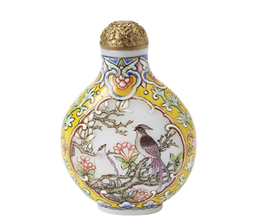 MATCHED PAIR OF FINE 'BIRDS AND FLOWERS' ENAMEL SNUFF BOTLLES&nbsp; QIANLONG FOUR CHARACTER MARKS AN - Bild 2 aus 4