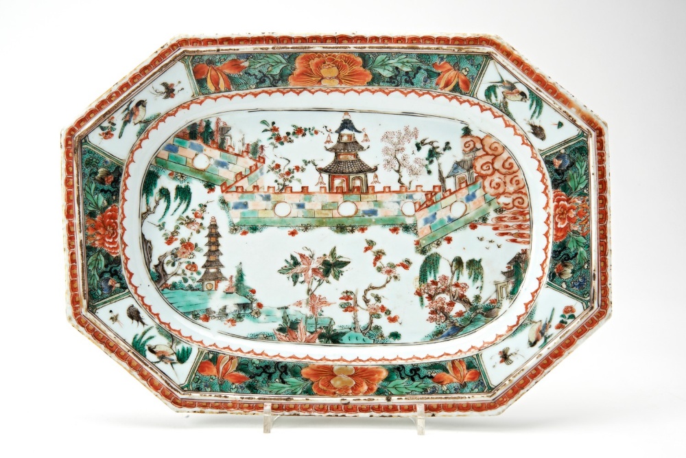 FAMILLE VERTE OCTAGONAL DISH KANGXI painted with pagodas in walled gardens within a band of birds