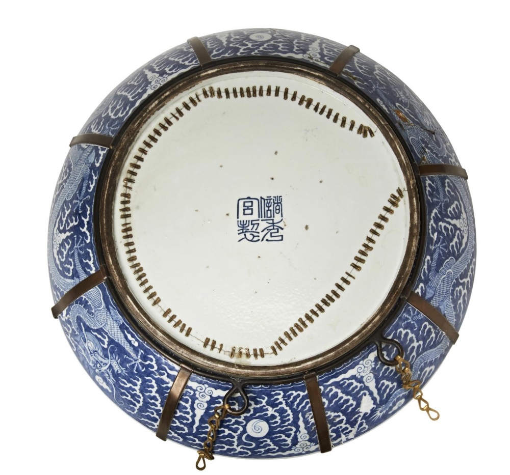 MASSIVE BLUE AND WHITE 'DRAGON' CHARGER CHUXIU GONG ZHI SEAL MARK, GUANGXU PERIOD painted in tones o - Bild 2 aus 2