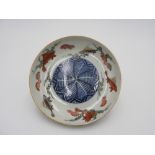 SMALL IMARI ENAMELLED DISH 18TH CENTURY painter in underglaze blue with a floral centre and