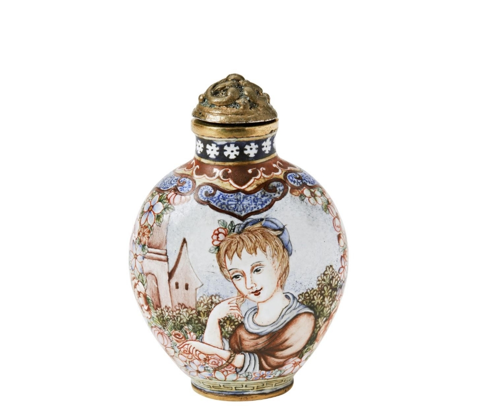 FINE BEIJING ENAMEL 'EUROPEAN SUBJECT' SNUFF BOTTLE QIANLONG FOUR CHARACTER MARK AND POSSIBLY OF THE - Bild 2 aus 2