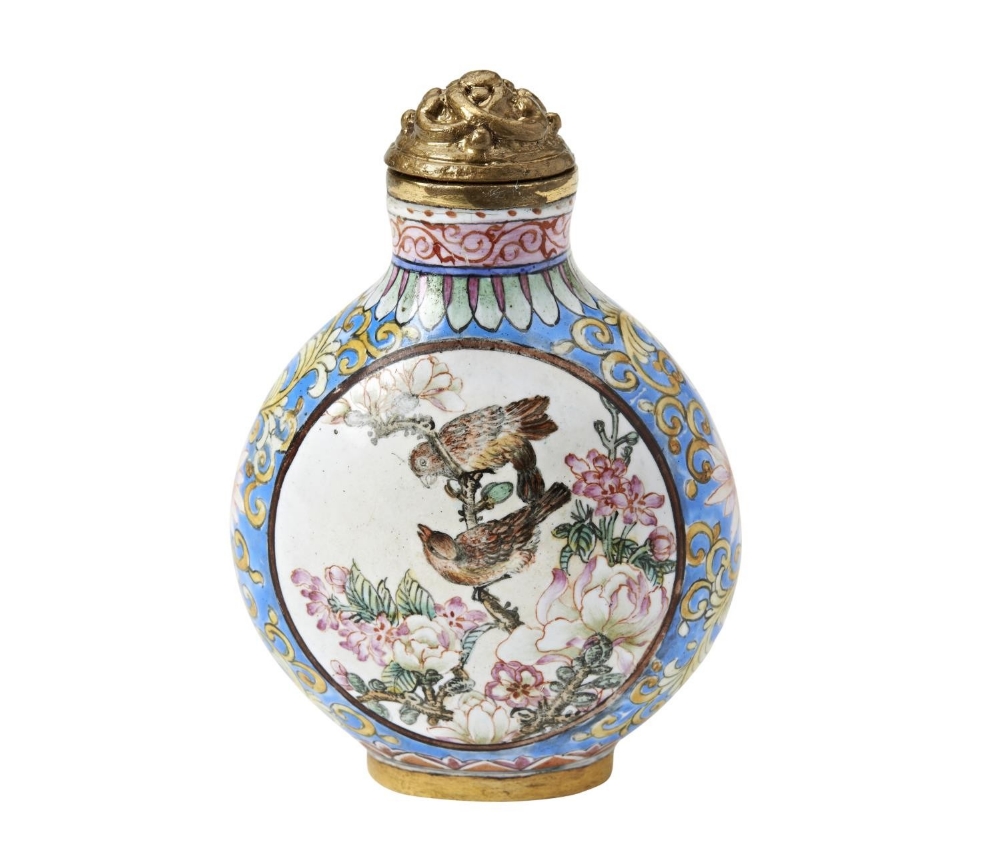 MATCHED PAIR OF FINE 'BIRDS AND FLOWERS' ENAMEL SNUFF BOTLLES&nbsp; QIANLONG FOUR CHARACTER MARKS AN - Bild 3 aus 4