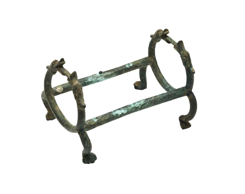 ARCHAIC BRONZE STAND WESTERN HAN DYNASTY the open ends formed as two confronting dragons 10cm wide  