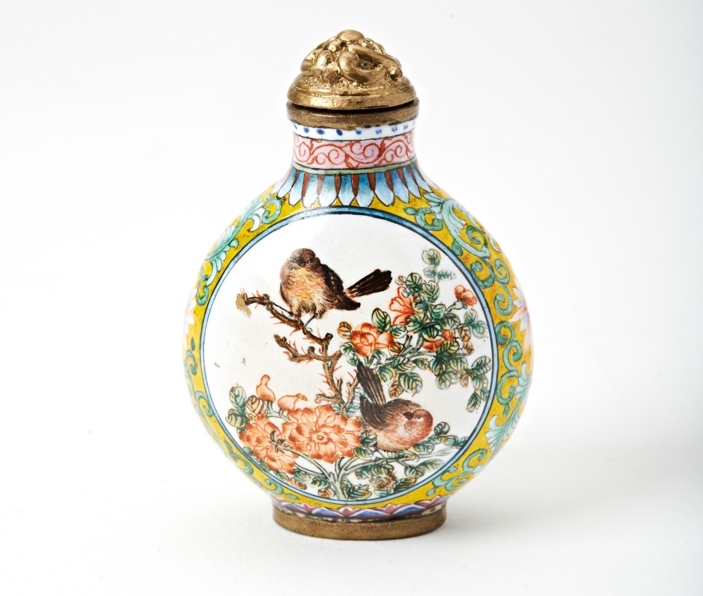 ENAMMELED GLASS 'BIRDS AND FLOWERS' SNUFF BOTTLE&nbsp; QIANLONG FOUR CHARACTER MARK AND POSSIBLY OF  - Bild 2 aus 2